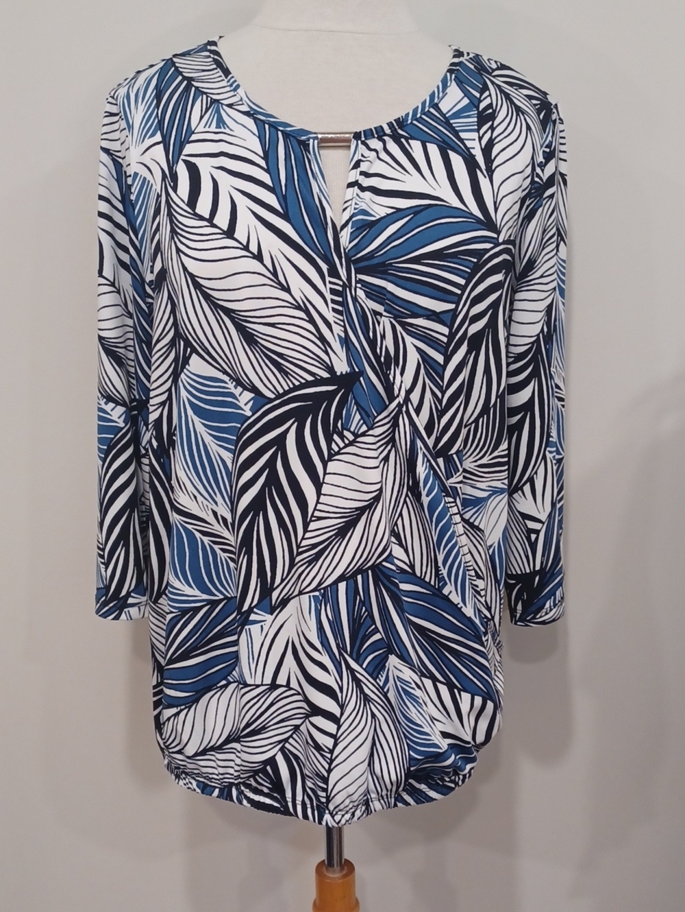 Clientele Keyhole Crew Neck 3/4 Sleeve Botanical Print Stretch Top- Sz. Lrg